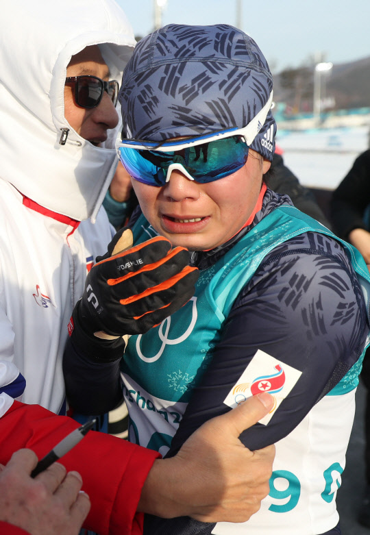 15일 오후 평창 알펜시아 올림픽파크 크로스컨트리센터에서 열린 2018 평창동계올림픽 크로스컨트리 여자 10km 프리 경기에서 북한 리영금이 결승선을 통과한 뒤 눈물을 흘리자 코치진이 위로하고 있다.